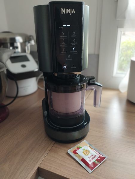 Milkshake fraise lyophilisée Izilyo et glace à la vanille Ninja Kitchen  Aviquali 