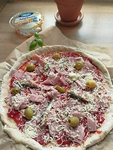 Pizza avec les anchois catalane Miti, produits de la mer 