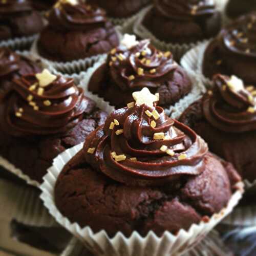 Des Cupcakes au chocolat en costume de fête