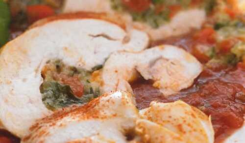 Blanc de poulet farci aux légumes du sud sur coulis de poivrons - La Cuisine de Mamie Tho
