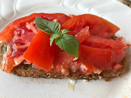 Tartine de tomate, ail et oignon