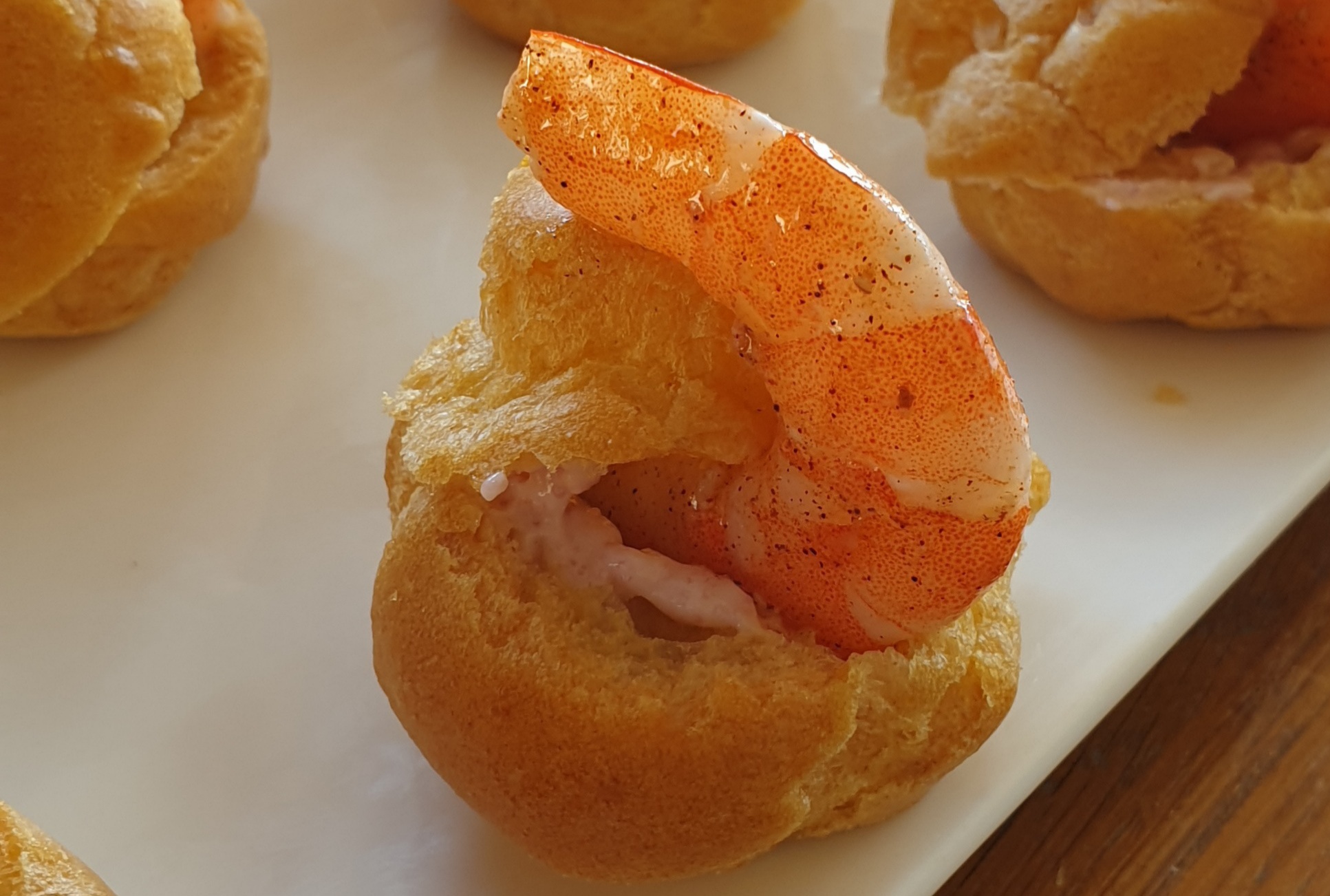 Bouchées apéritives: petits choux aux gambas