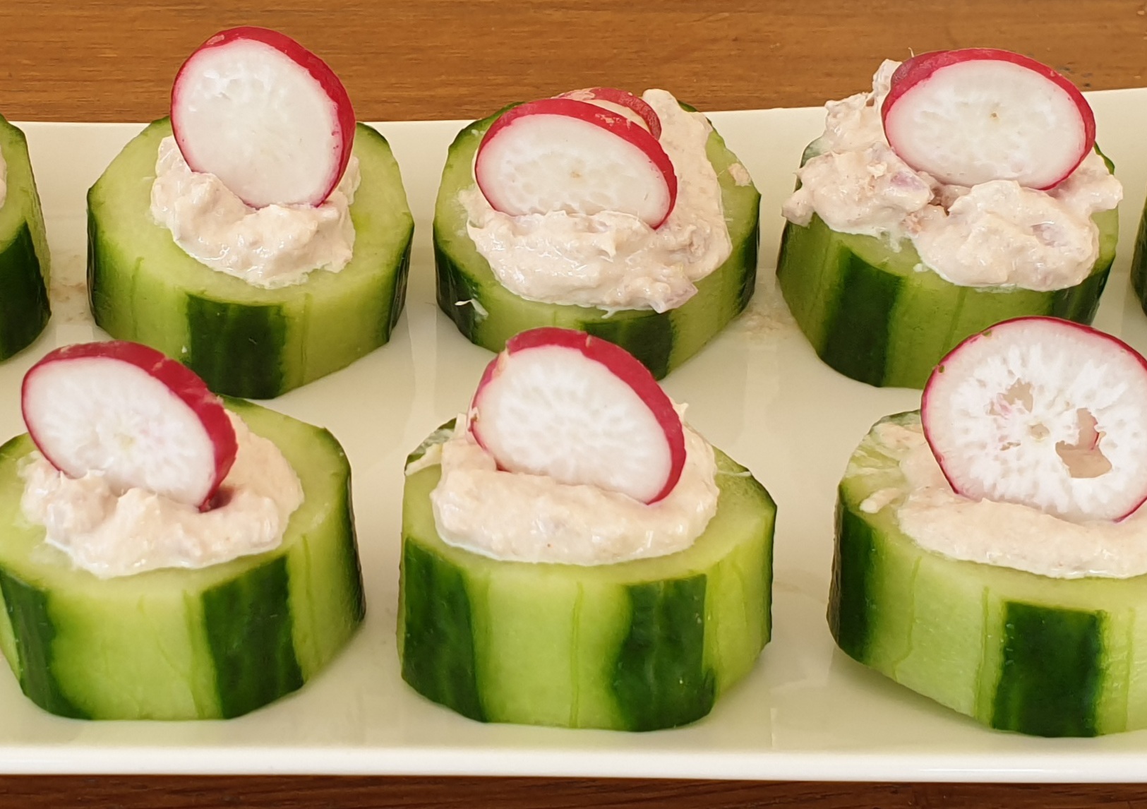 Canapé de concombre à la rillettes de thon