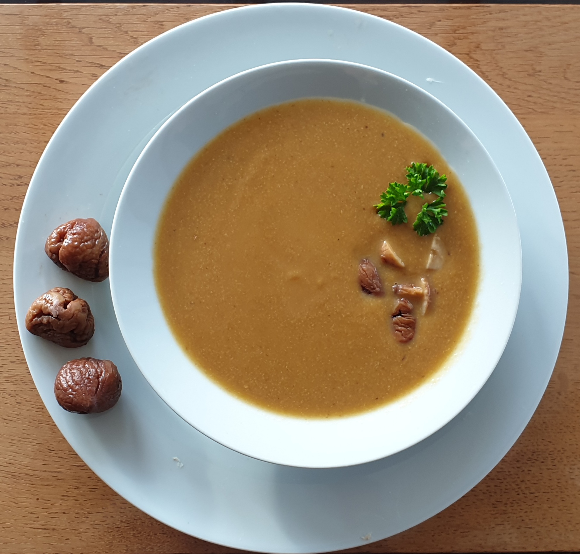 Velouté de butternut aux champignons et brisures de châtaignes