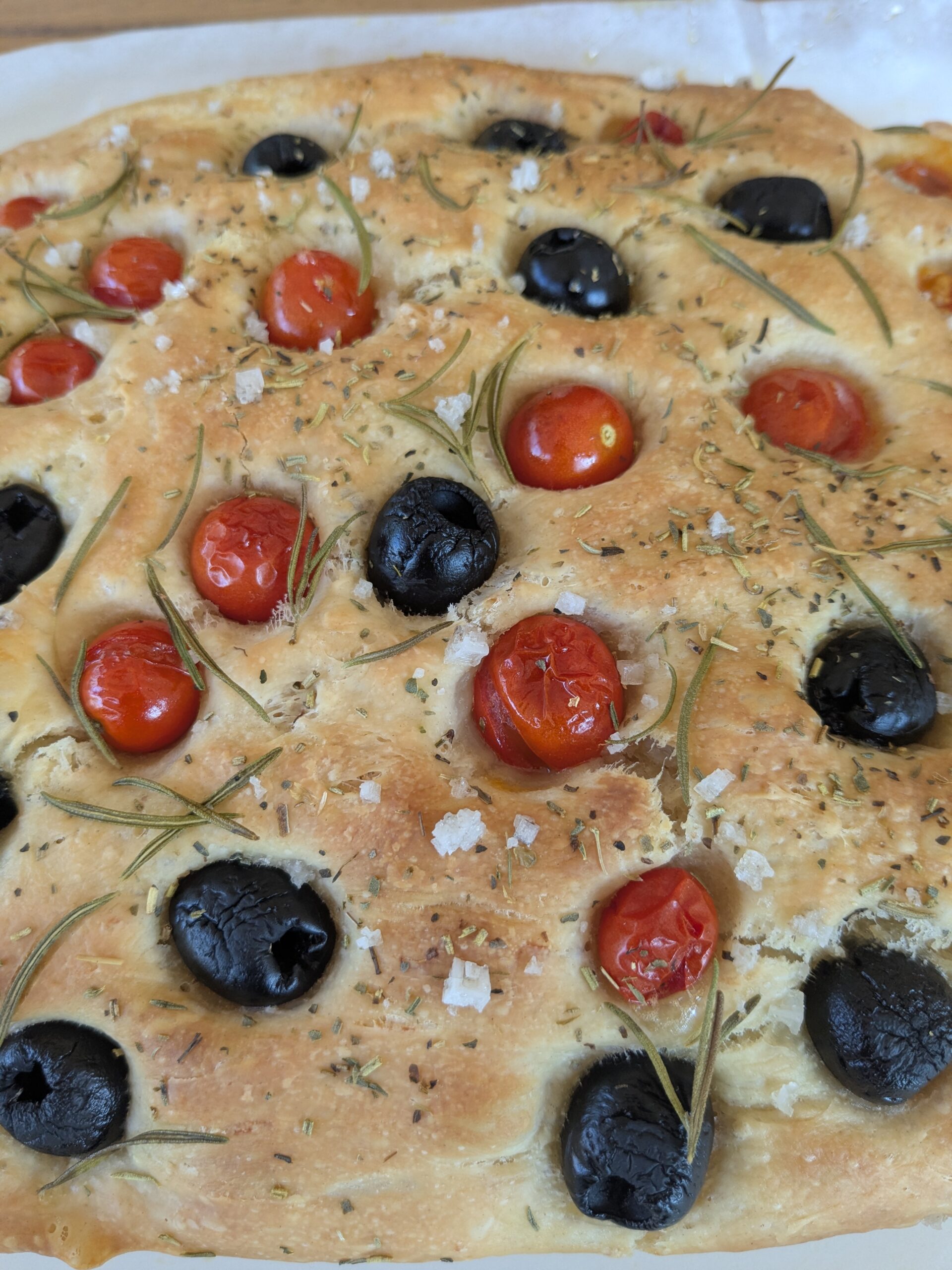 Focaccia aux olives noires et tomates cerises