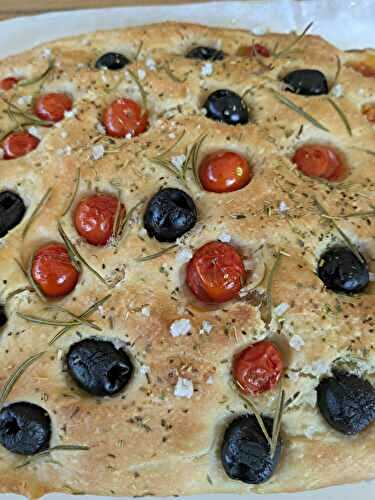 Focaccia aux olives noires et tomates cerises