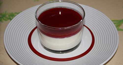 Panna cotta à la vanille et coulis de framboise