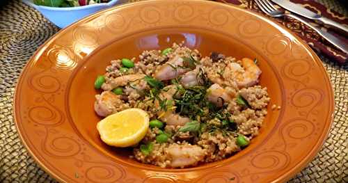 Bol de crevettes, de millet et de champignons 