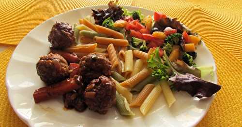 Boulettes de viande, sauce aux herbes et au vin rouge