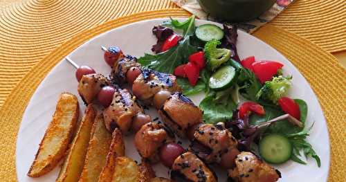 Brochettes de porc marinées + Grosses frites au four + Champignons à l’ail