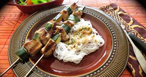 Brochettes de porc, sauce au lait de coco 