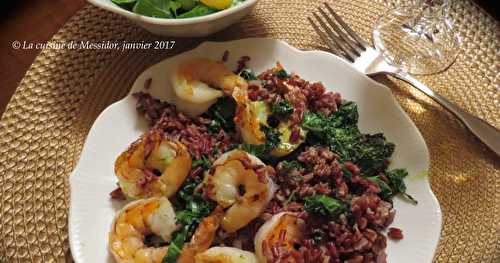 Crevettes sur riz rouge, sauce à l’ail et au basilic  +