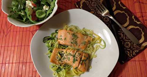 Filet de truite et spaghettis de courgette sur plaque 