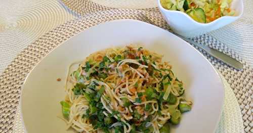 Pâtes fines au saumon, aux asperges et aux herbes