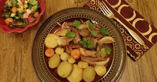 Pintade confite aux légumes d’hiver et poires caramélisées