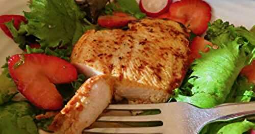 Escalopes de poulet grillées sur salade de fraises +