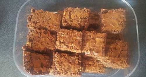 Brownie aux noix de pécan et aux pépites de beurre de cacahuète