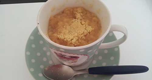 Crumble Mugcake à la pêche blanche et à la vanille