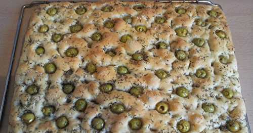 Focaccia aux olives, au thym et à l'huile d'olive au citron