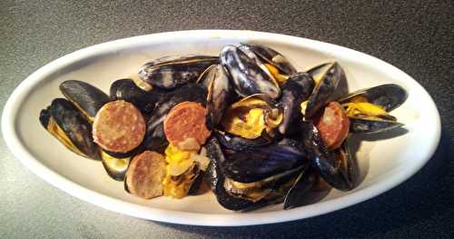 Moules au vin blanc, crème fraîche et chorizo