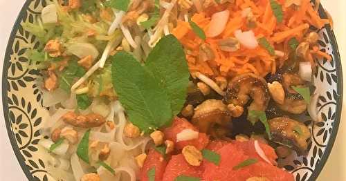 Salade de nouilles de riz aux crevettes et aux pamplemousses