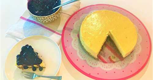 Cheesecake accompagné d'une sauce aux myrtilles