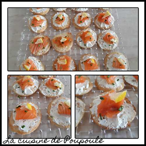 Blinis au saumon et fromage ail et fines herbe