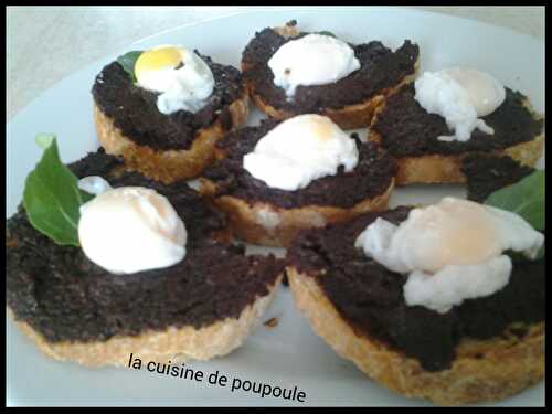 Tartine de tapenade noir et œuf de caille poché