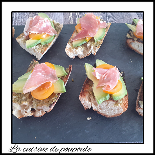 Tartines pesto, avocat, tomates et jambon cru