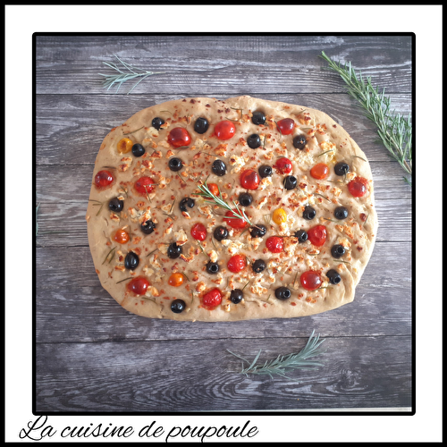 Focaccia aux tomates fariches, aux olives, au romarin et à l’ail