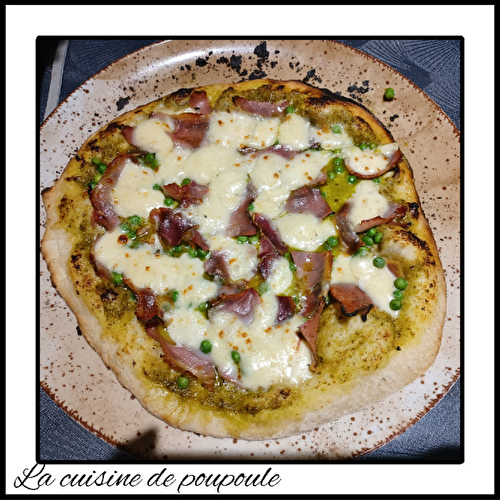 Pizza printanière (petits pois, pesto, jambon cru)