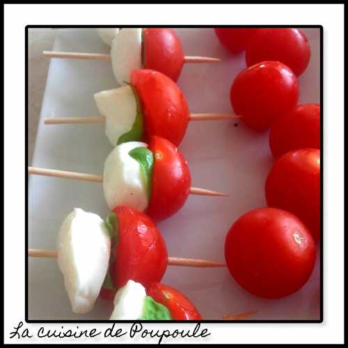 Brochettes tomate cerise moza basilic