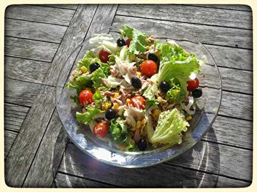 Salade vertes aux endives, thon, maïs et tomate cerise