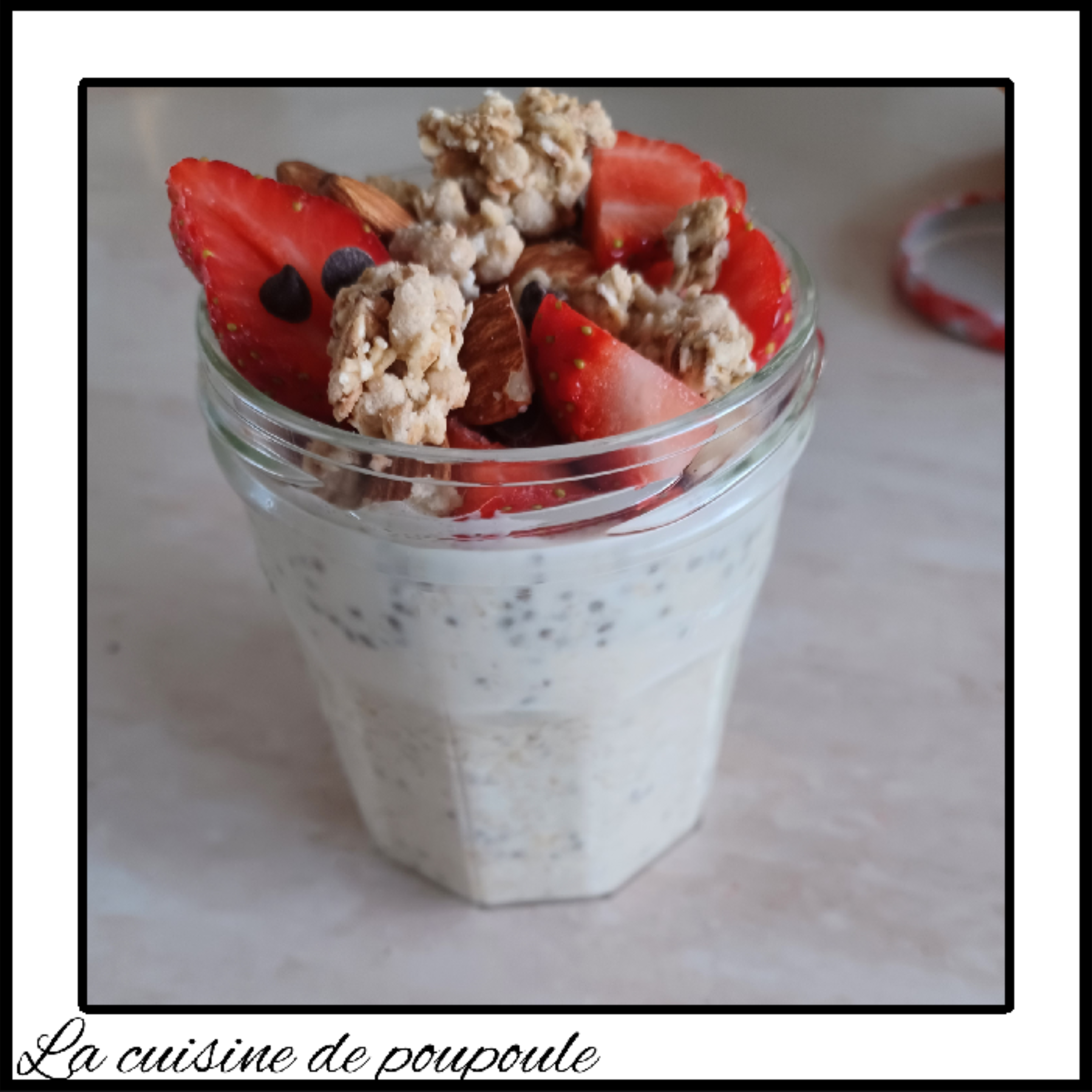 Porridge au lait d’amande, graine de chia, flocon d’avoine aux fraises