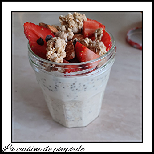 Porridge au lait d’amande, graine de chia, flocon d’avoine aux fraises