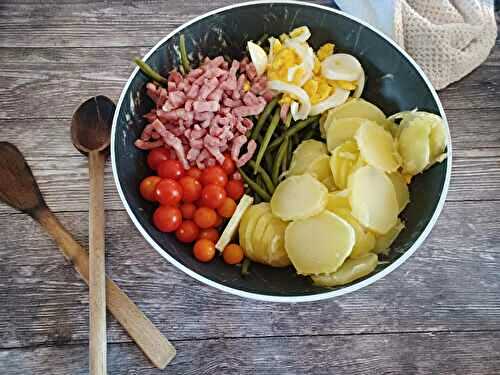 Salade gourmande de pomme de terre, haricots verts, œuf et lardons