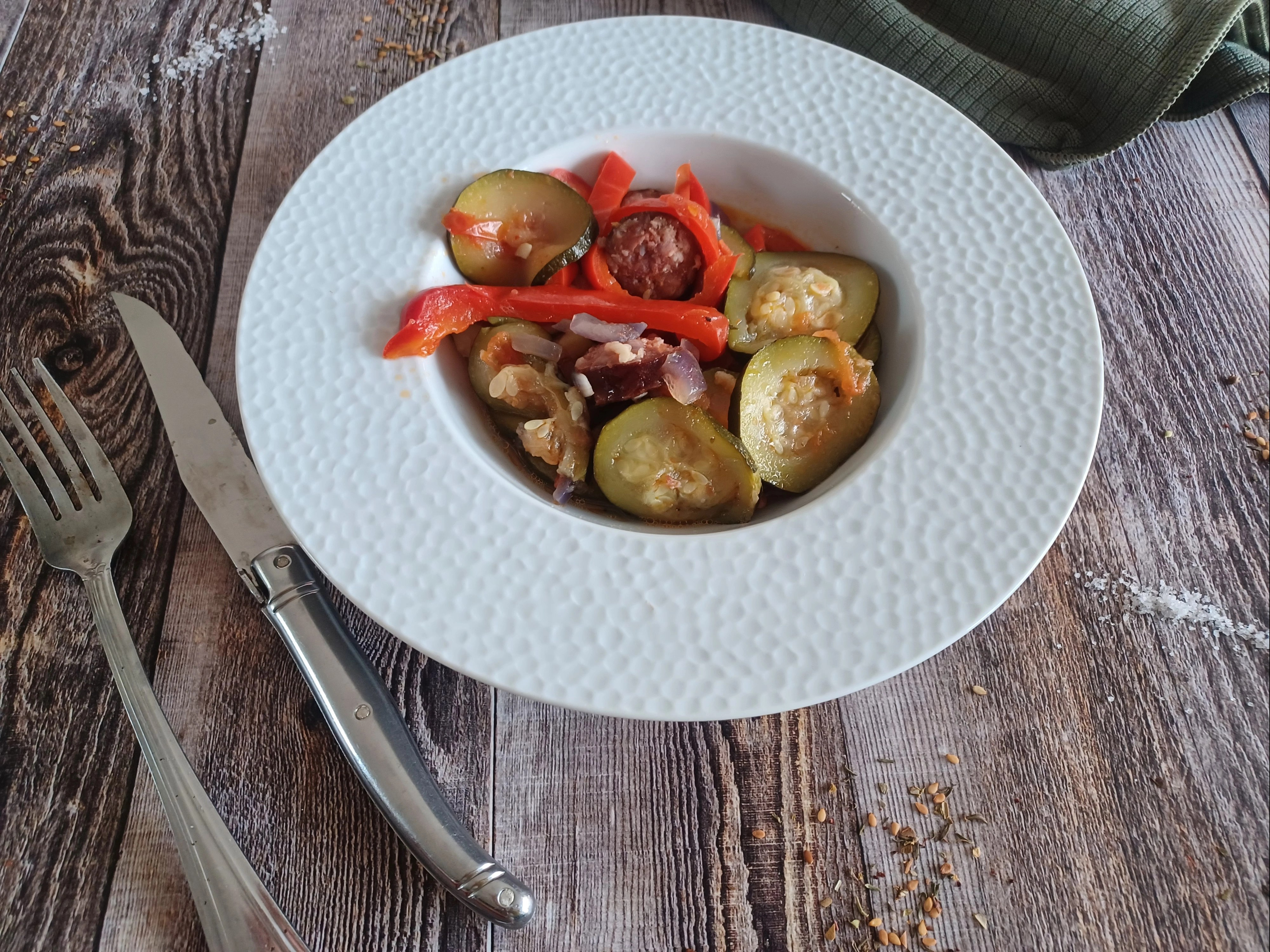 Saucisses fumées aux courgettes, poivrons et tomates