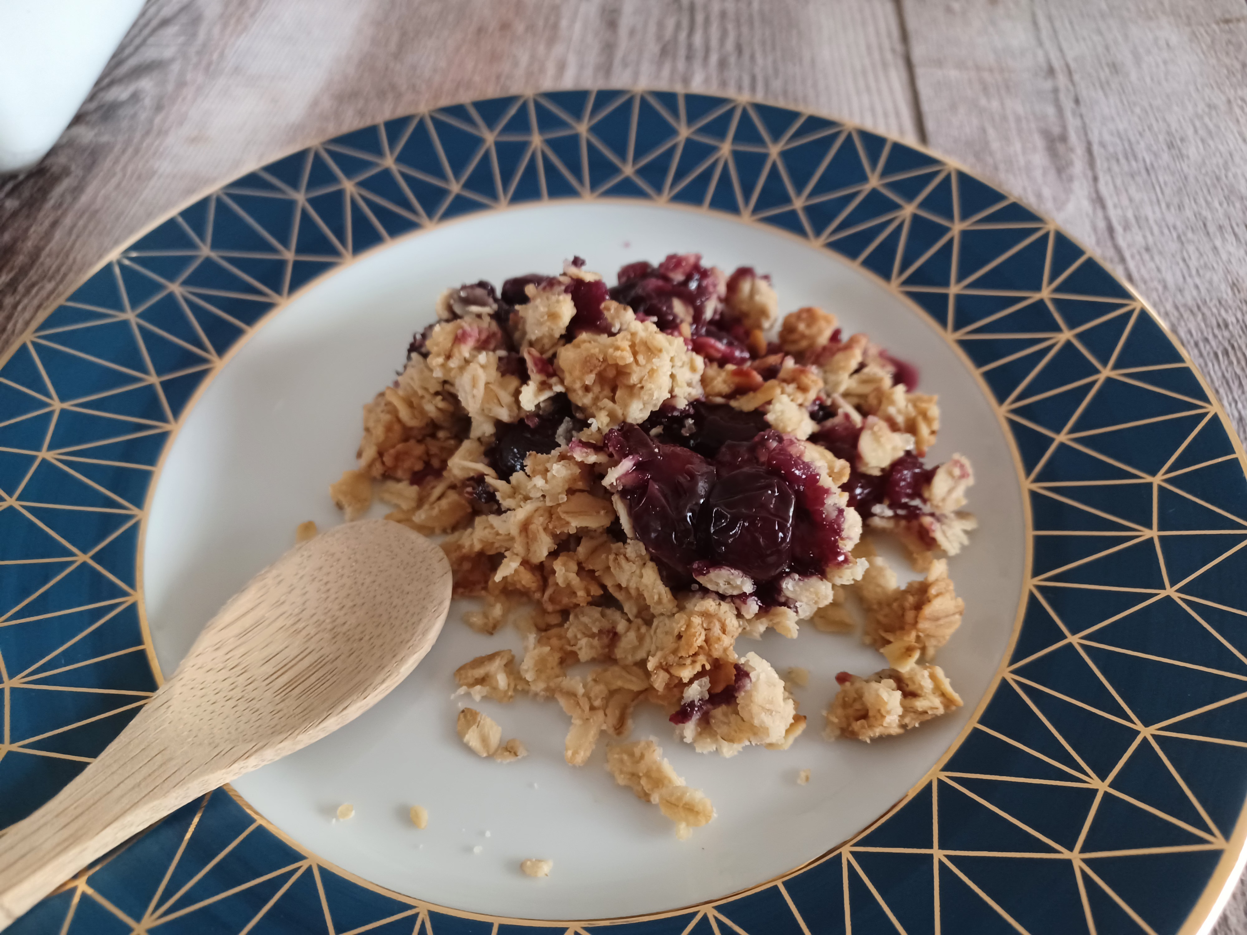 Crumble de prunes et figues à l’avoine et au miel