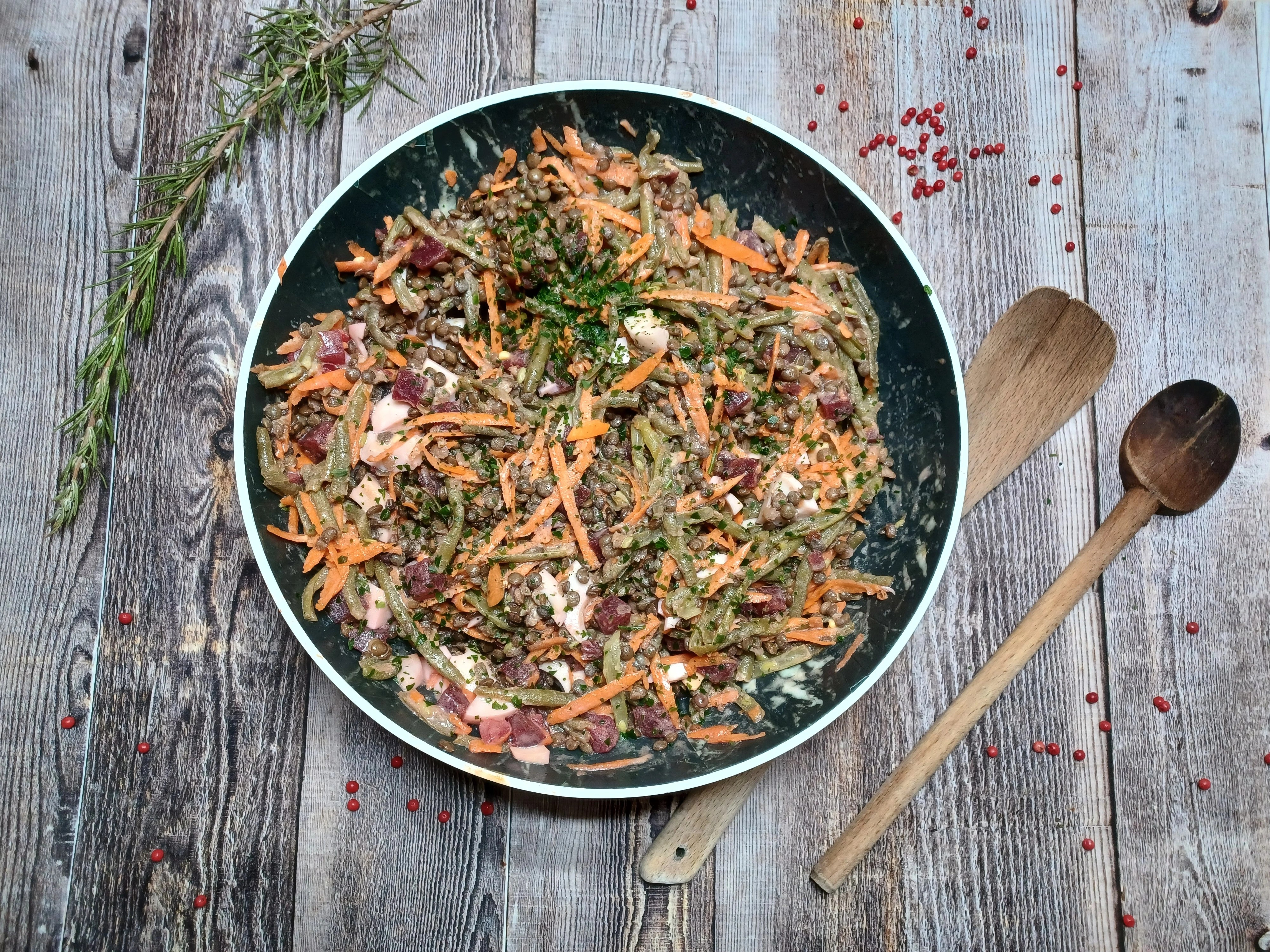 Salade de betteraves aux lentilles, carottes et œufs dur