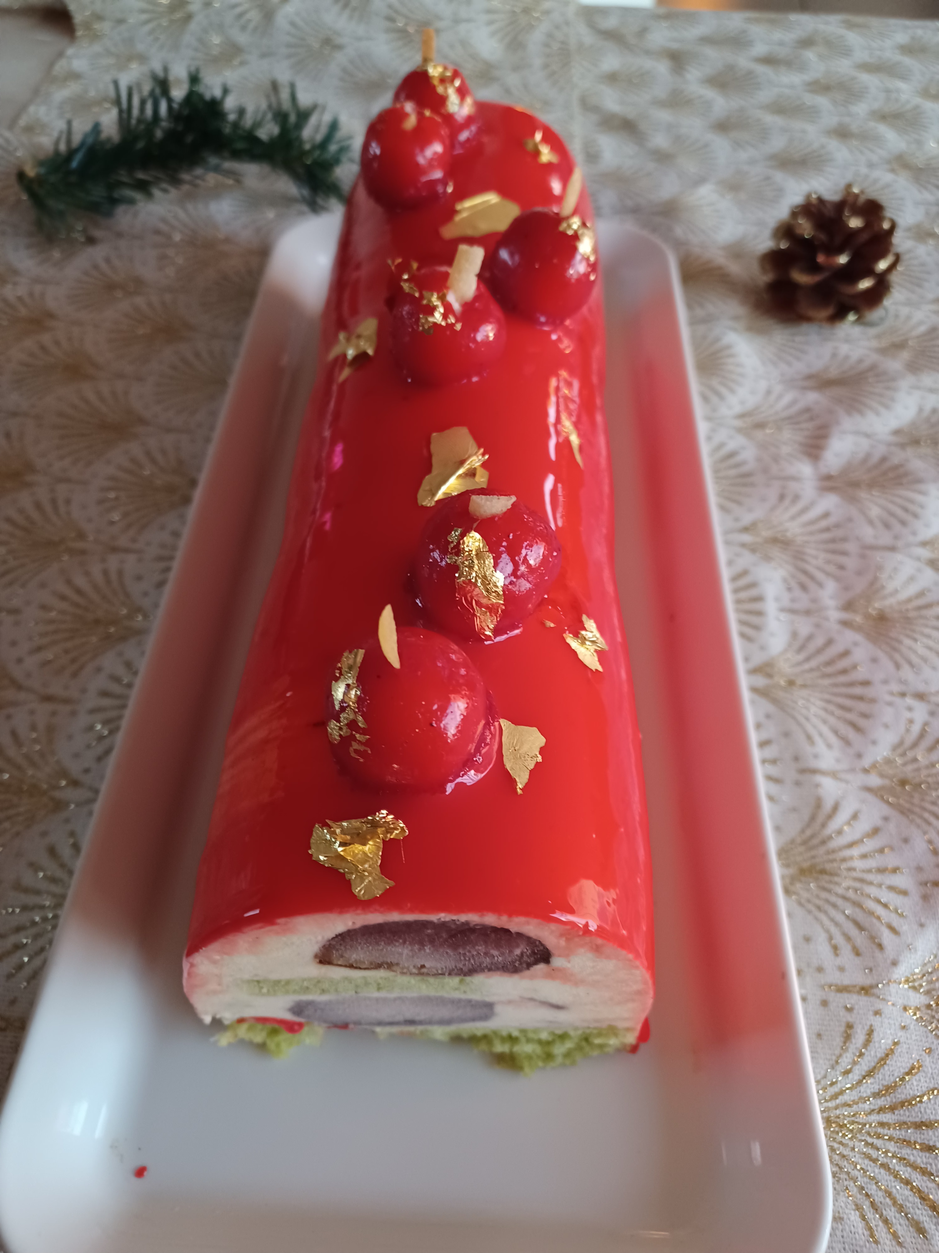 Bûche petite pomme (pomme, framboise, groseille et vanille) de Christophe Felder et Camille Lesecq