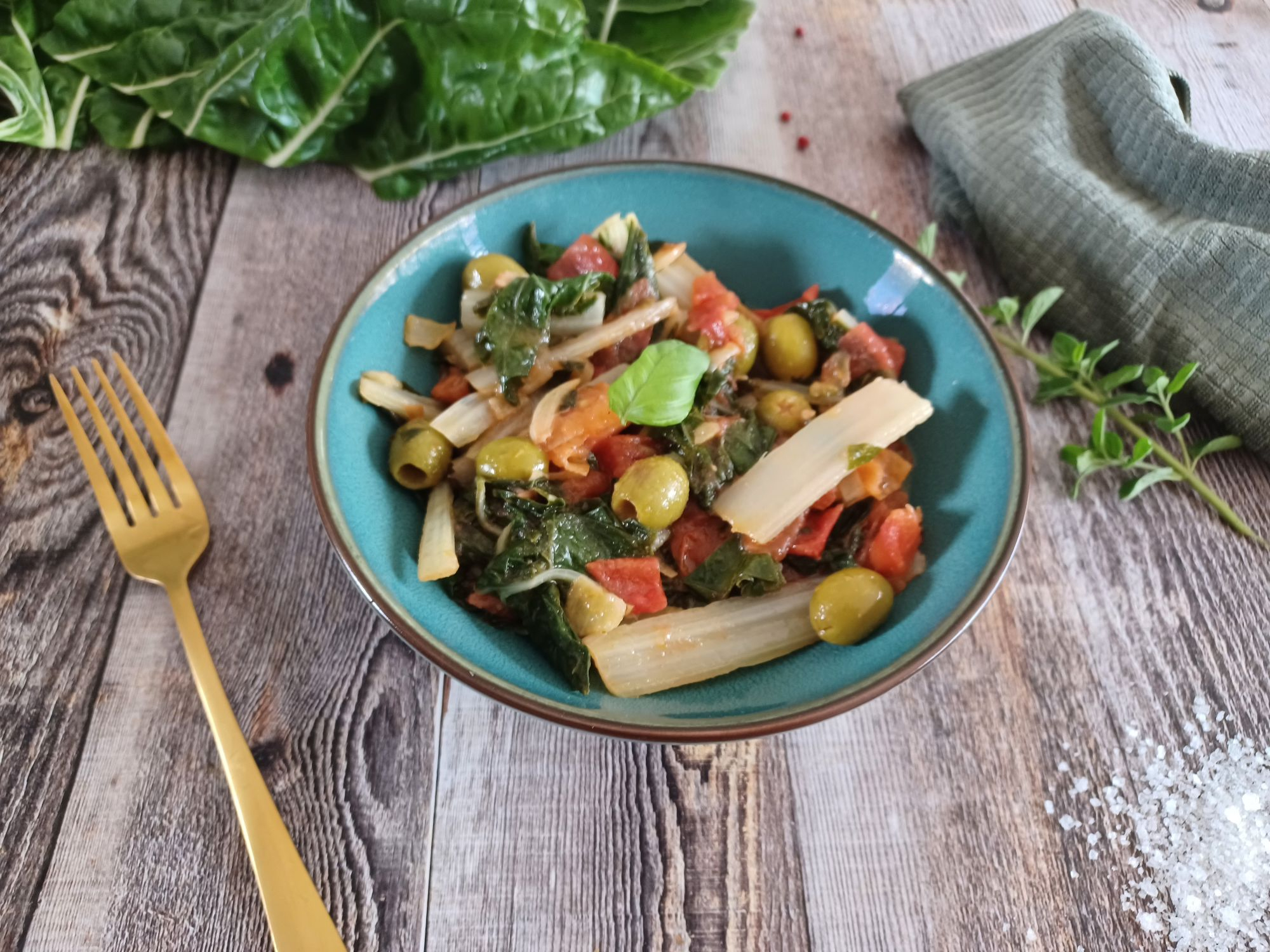 Blette aux tomates et olives vertes de Ottolenghi