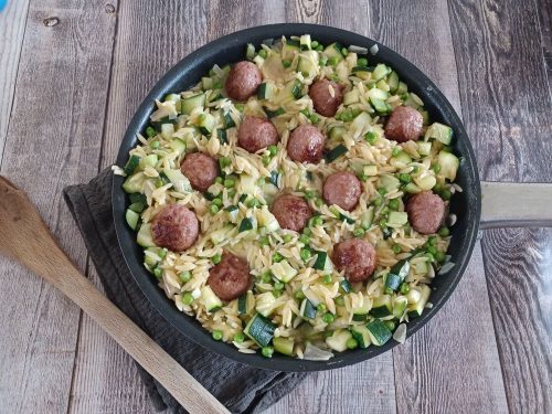 Orzo à la courgette et aux boulettes de poulet