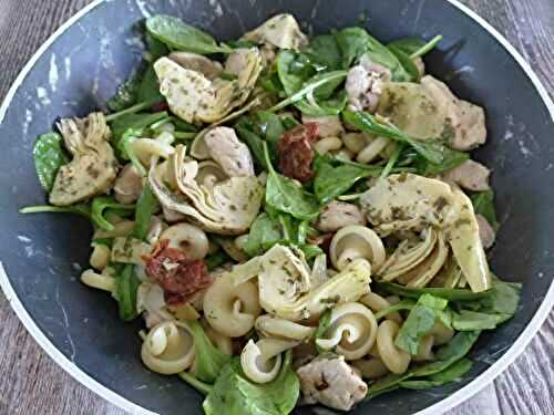 Salade de pâtes artichauts, épinards, tomates séchées et poulet