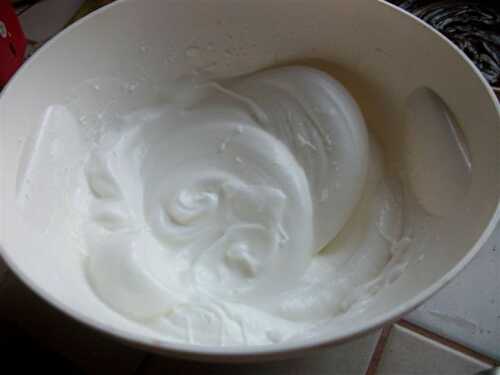 ASTUCE CUISINE : COMMENT OBTENIR DES BLANCS EN NEIGE OU UNE CHANTILLY BIEN FERMES ?