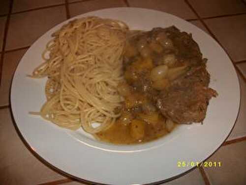 JARRET DE VEAU BRAISE AUX PETITS OIGNONS ET POMMES