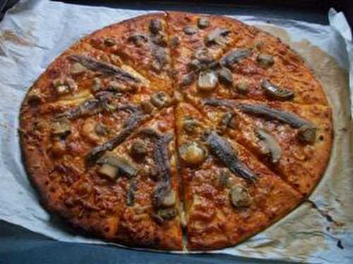 PIZZA AUX ANCHOIS ET CHAMPIGNONS