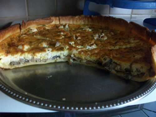 QUICHE AU FROMAGE AUX FINES HERBES ET AUX CHAMPIGNONS