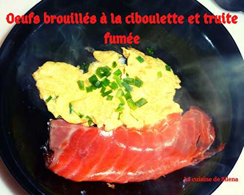 Oeufs brouillés à la ciboulette et truite fumée (Bataille food#95)