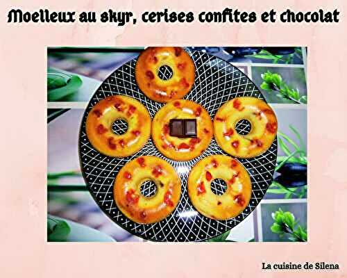 Moelleux au skyr, cerises confites et chocolat