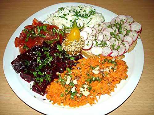 Assiette de Crudités aux Herbes Aromatiques du Jardin